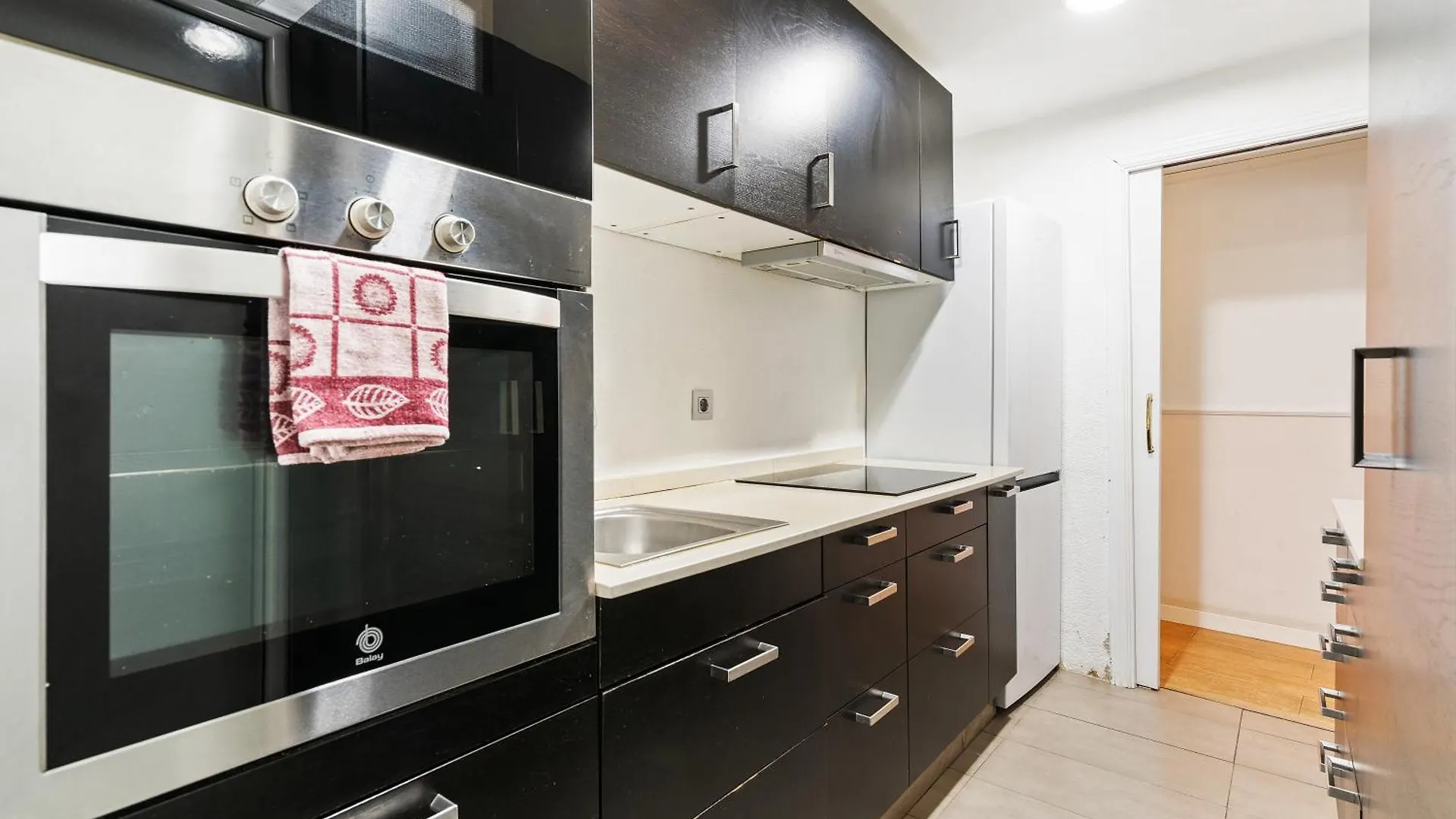 바르셀로나 Eixample Ac, Sunlit Balcony & Prime Location 아파트 0*,  스페인
