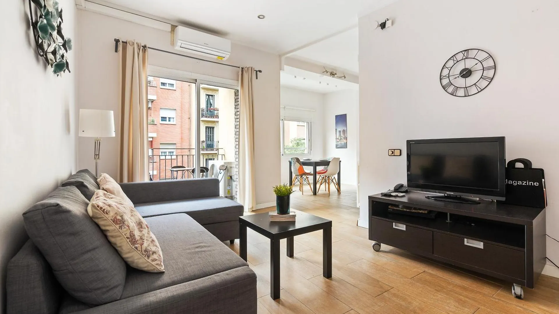 바르셀로나 Eixample Ac, Sunlit Balcony & Prime Location 아파트