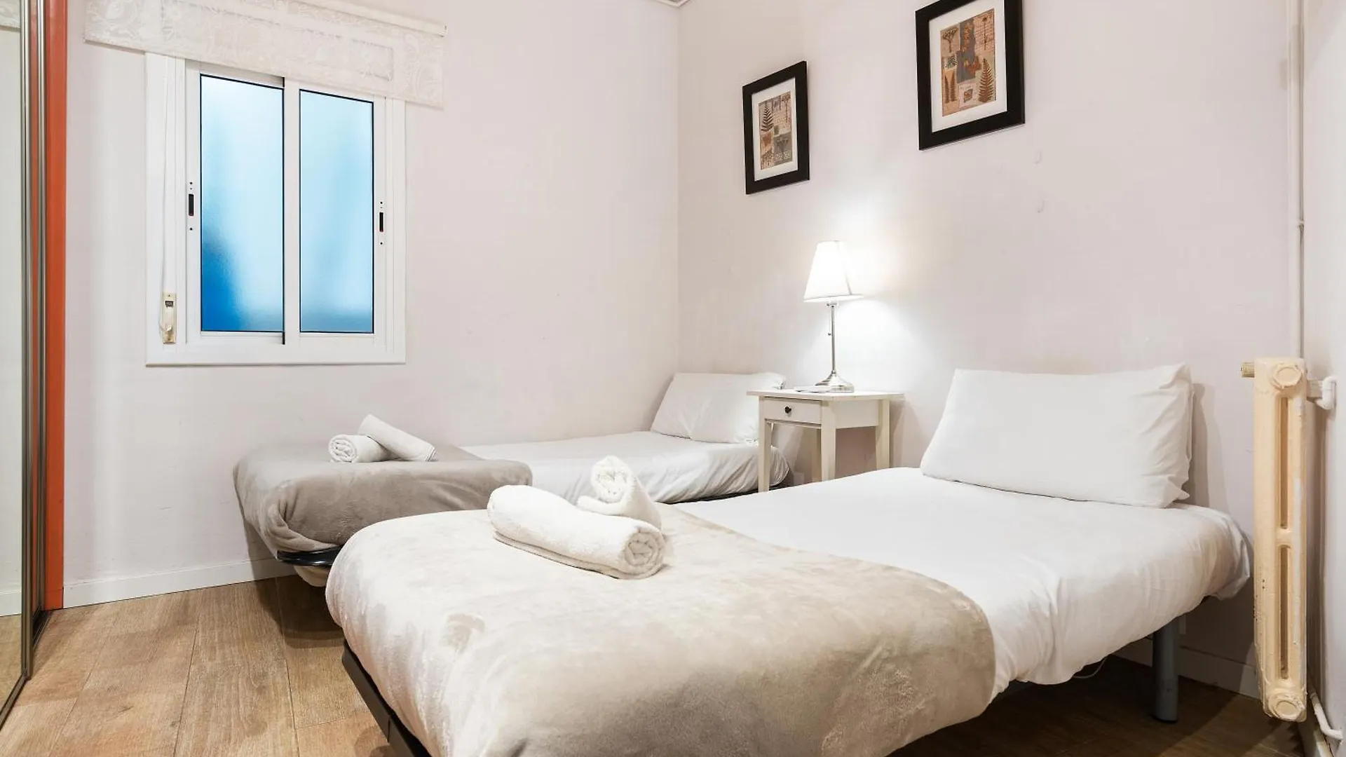 바르셀로나 Eixample Ac, Sunlit Balcony & Prime Location 아파트 스페인