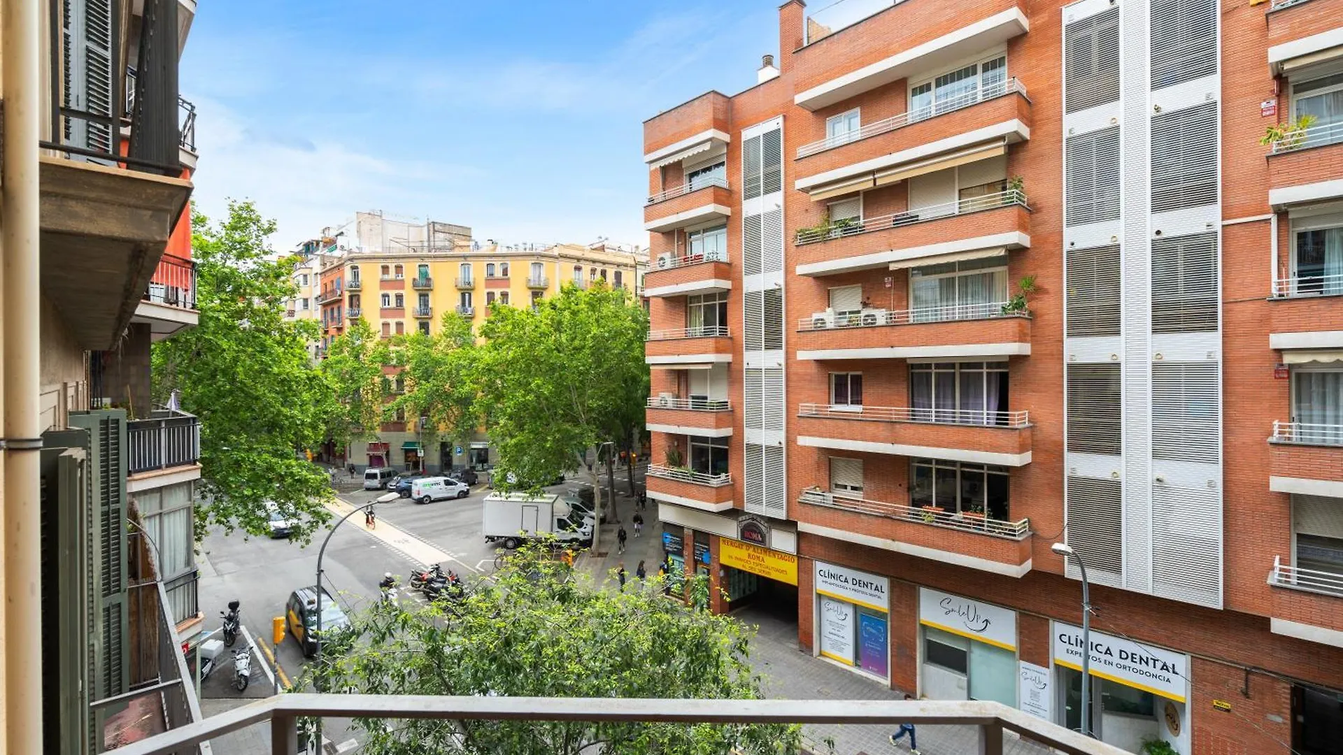 바르셀로나 Eixample Ac, Sunlit Balcony & Prime Location 아파트 0*,